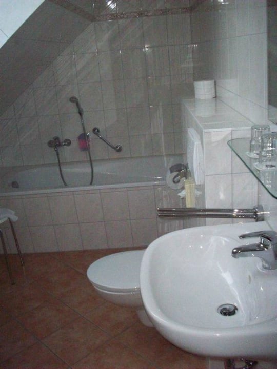 Bad mit Wanne und Fenster Hotel Hanse-Kogge