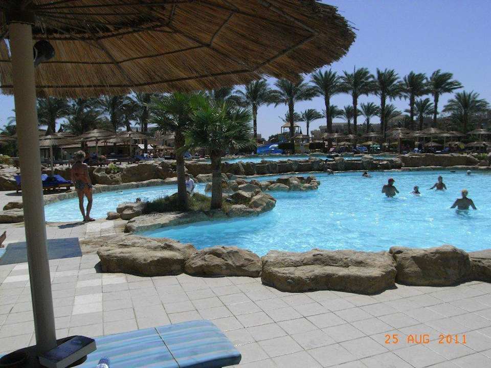 Poollandschaft hinter dem Haupthaus Beach Albatros Resort