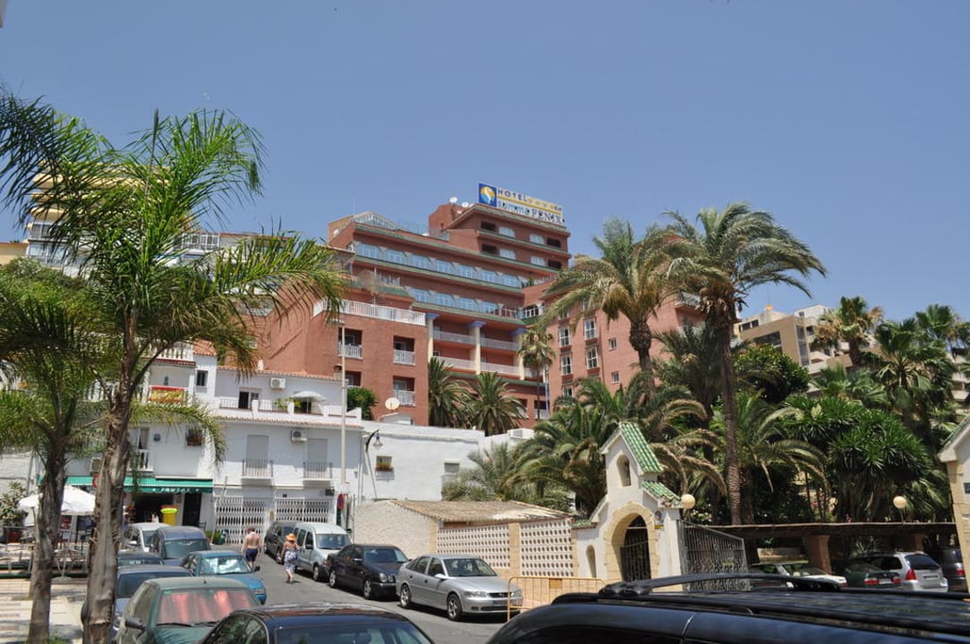 Widok z plaży na hotel. Hotel Fénix Torremolinos - Adults only
