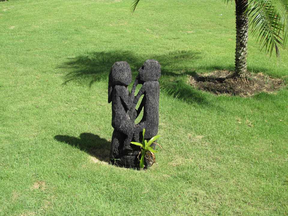 Überall im Garten stehen die Figuren Hotel Riu Palace Bavaro