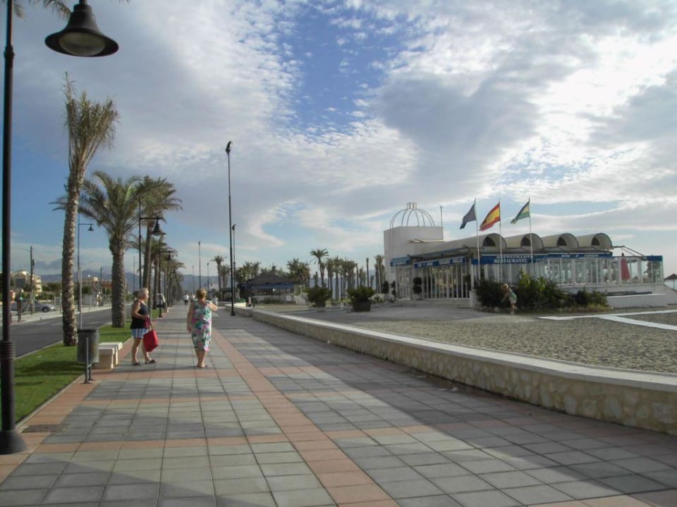 Strandpromenade Hotel Puente Real