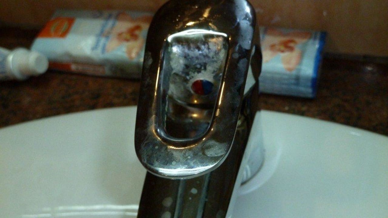 Der Wasserhahn schreit "Entkalk mich!!!" Eri Maldives