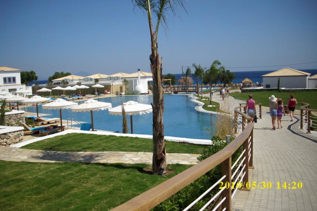 Ein Weg zum Strand Mitsis Selection Blue Domes