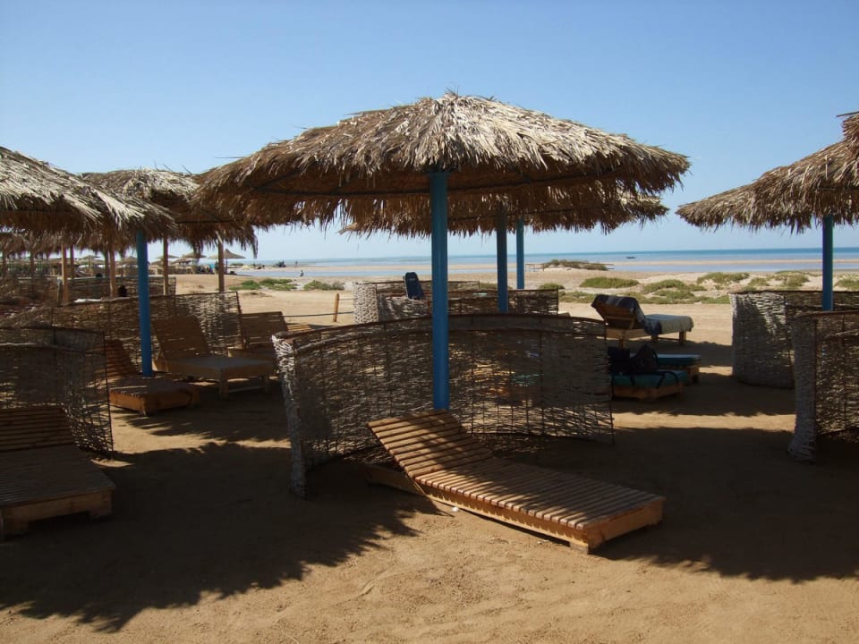 Guter Sonnen- und Windschutz am Strand Three Corners Rihana Resort Deluxe