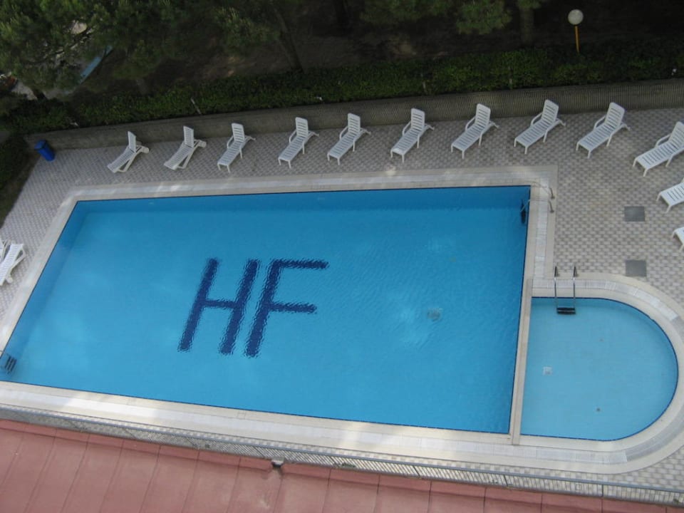 Blick vom Balkon auf den Pool Hotel Fenix