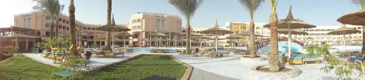 Wunderschöne Poollandschaft im Panoramablick  Beach Albatros Resort