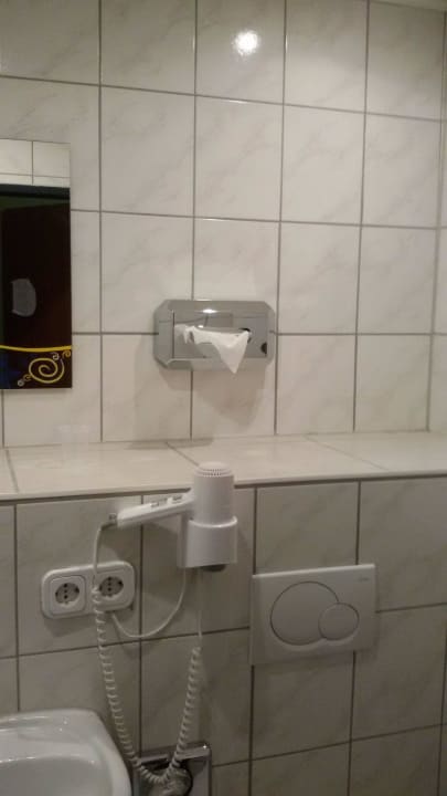 Mit Fön und viel Platz zum abstellen Hotel Ehranger Hof