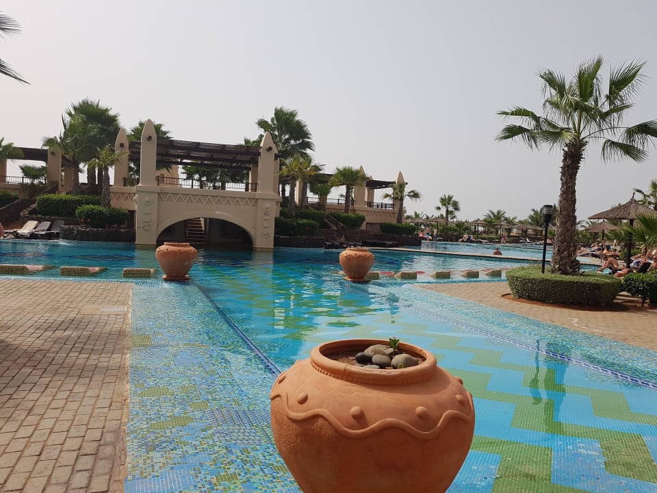 Poolbereich vor der Swim up Bar Hotel Riu Touareg