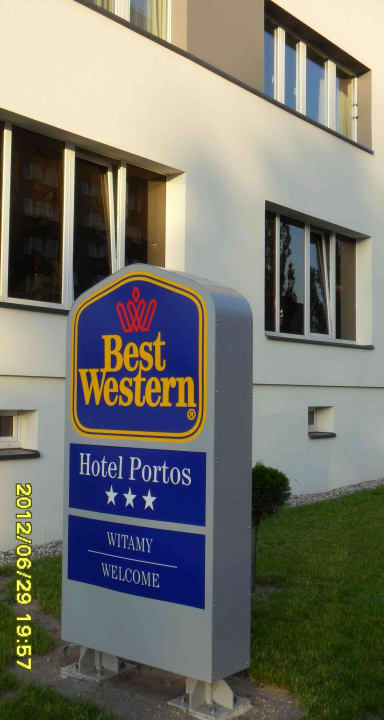 Vor dem Hoteleingang Best Western Hotel Portos