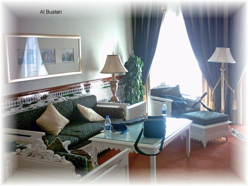 Das Wohnzimmer der Juniorsuite Al Bustan Palace - A Ritz-Carlton Hotel