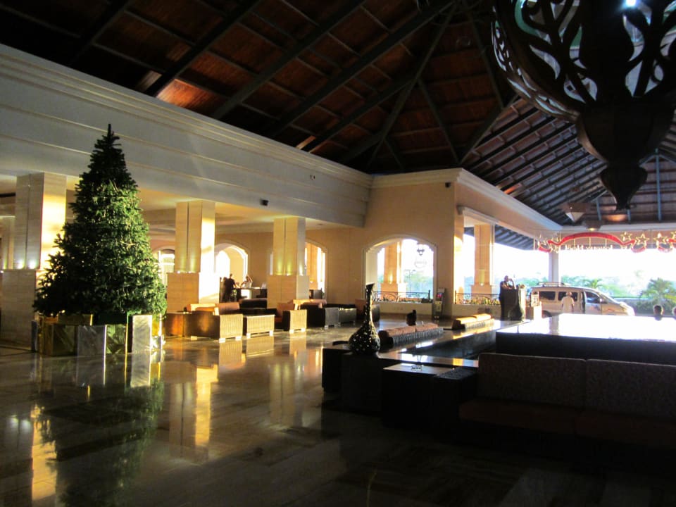 Lobby noch mit wenig Weihnachten Majestic Elegance Punta Cana
