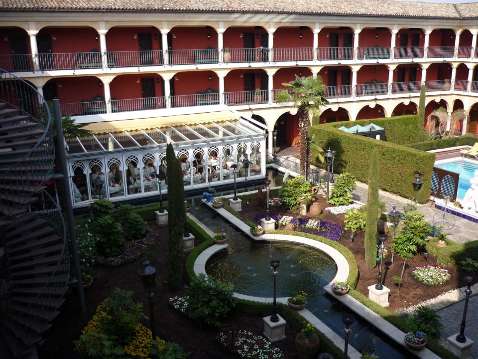 Innenhof mit Garten und Pool Hotel El Andaluz Europa-Park
