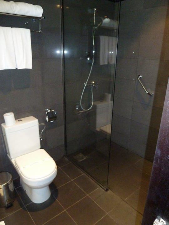 Dusche und Toilette im Bad EKHO Surf