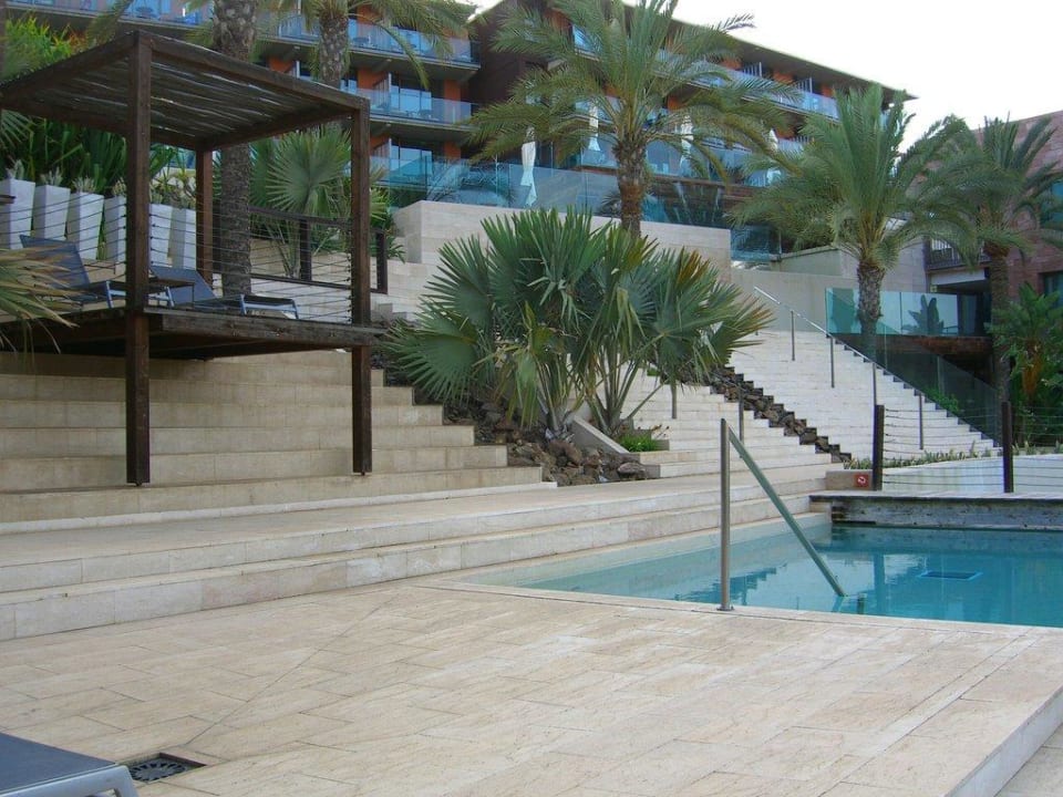 Der Pool im vierten Stock Salobre Hotel Resort & Serenity