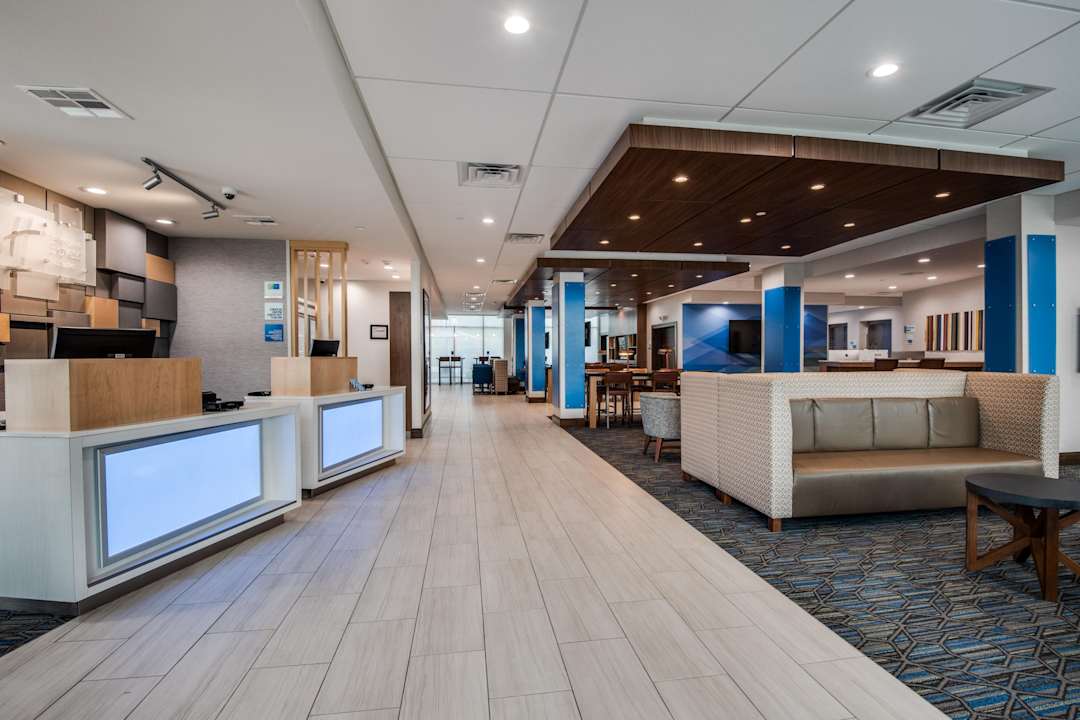 Lobby Holiday Inn Express & Suites Dallas North - Addison by IHG