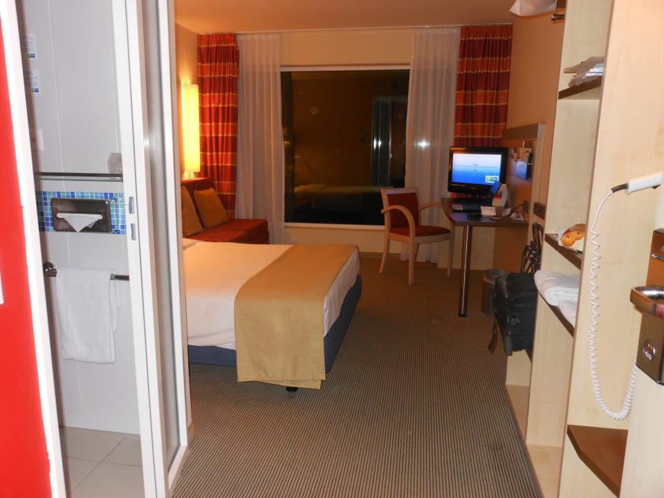 Zimmer 527 - Blick ins Zimmer Holiday Inn Express Zürich - Airport