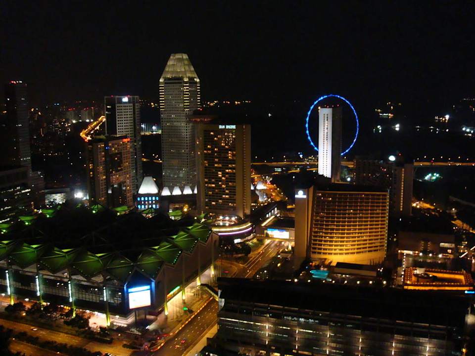 Blick bei Nacht aus unserem Zimmer Swissotel The Stamford Singapore