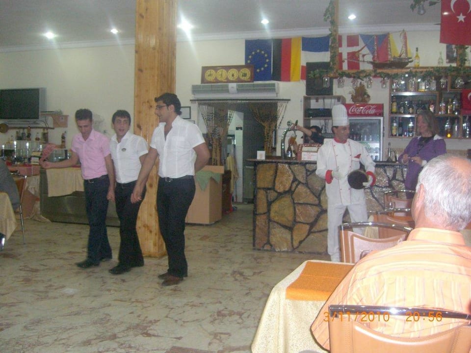 Aufstellung zum Tanz Sayanora Hotel