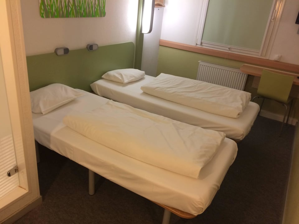 Zimmer linke Seite B&B HOTEL Würzburg-Ost