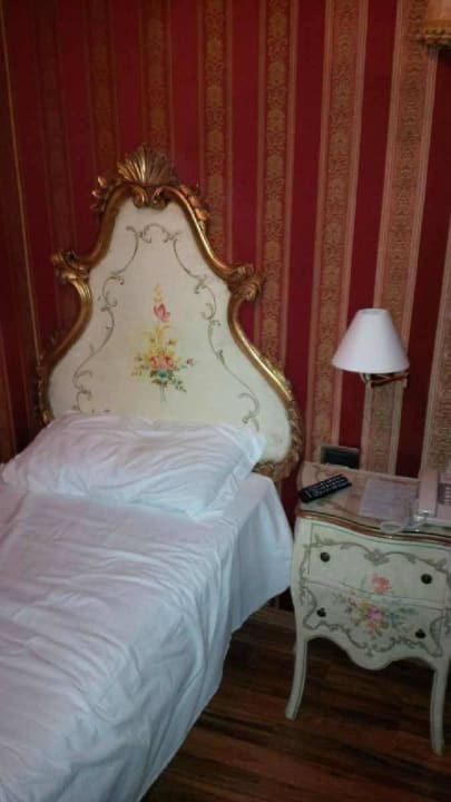 Enges Zimmer mit überladener dunklen Tapete Hotel Antico Panada