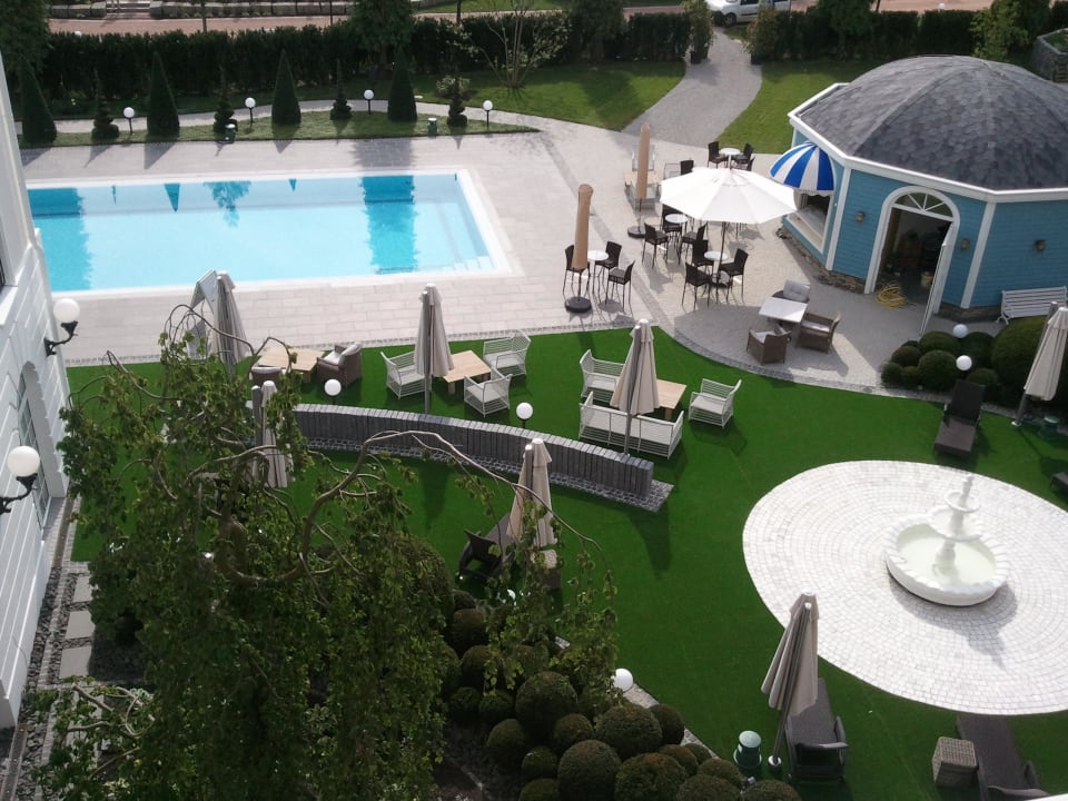 Vom 1. OG der Suite in den Garten Hotel Bell Rock Europa-Park