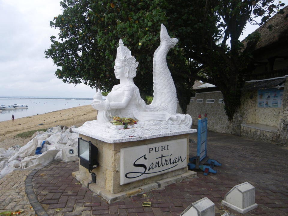 Eingangsschild vom Strand her Puri Santrian