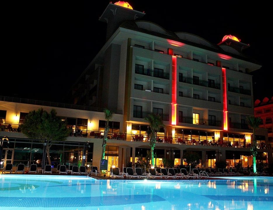 Hotel bei Dunkelheit Aydinbey Kings Palace & Spa