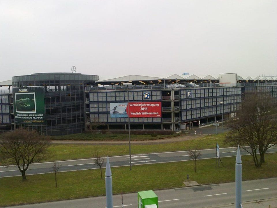 Blick zu Straße/Flughafen Leonardo Hotel Hannover Airport