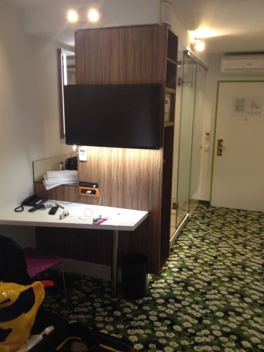 Zimmer vom Bett aus ibis Styles Wien City