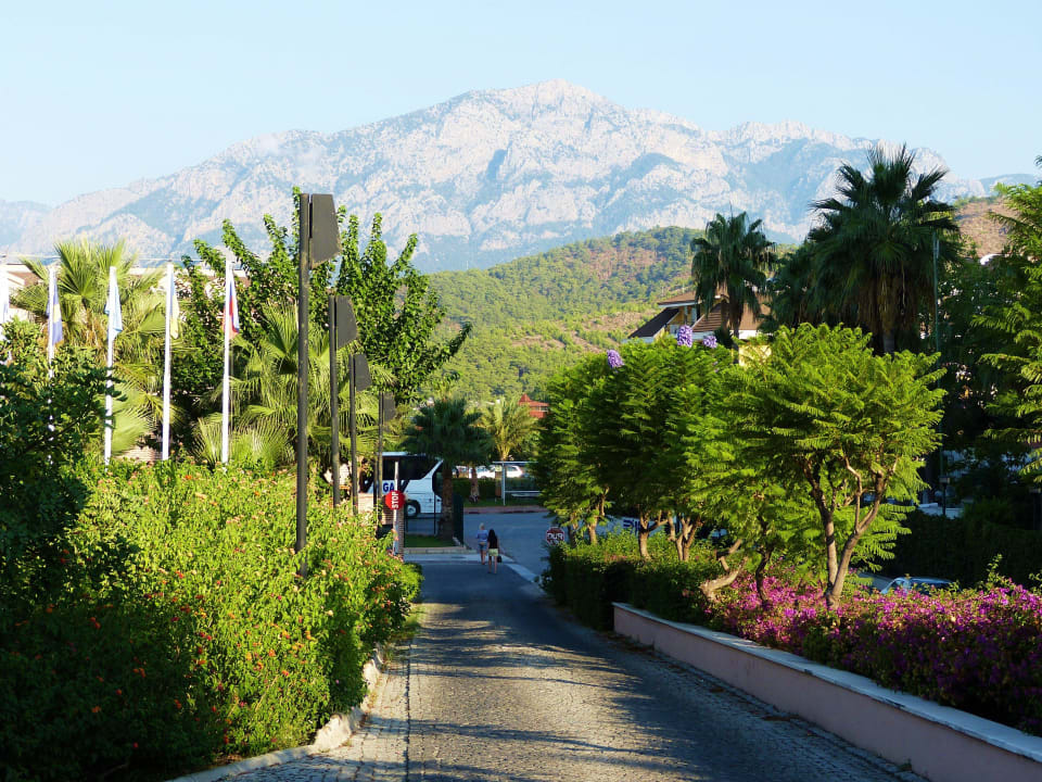 Einfahrt zum Hotel Limak Limra Hotel & Resort