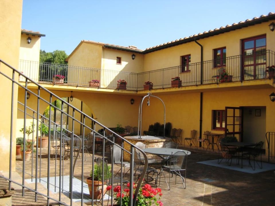 Innenhof Hotel Casolare le Terre Rosse