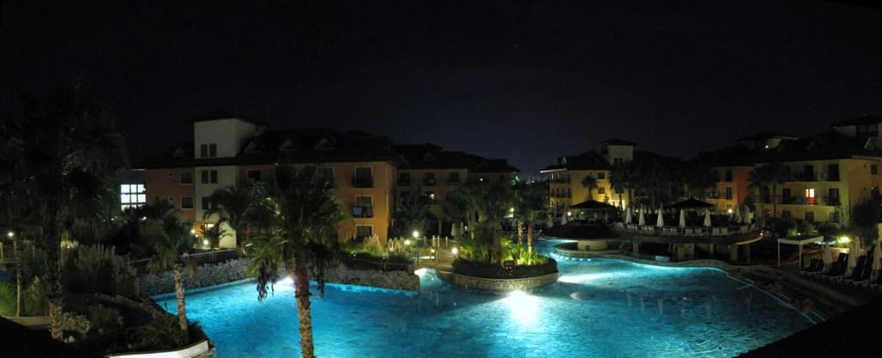 Pool bei Nacht Club Grand Aqua