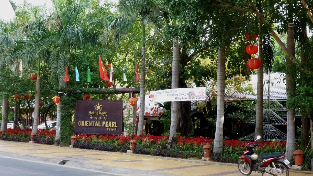 Hotelansicht  von der Straße Hoang Ngoc Beach Resort