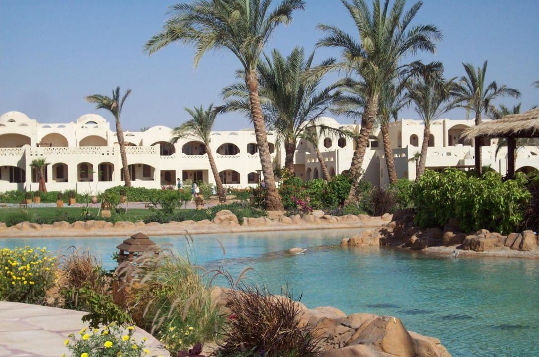 Hotelgebäude mit lagune Regency Plaza Aqua Park & Spa