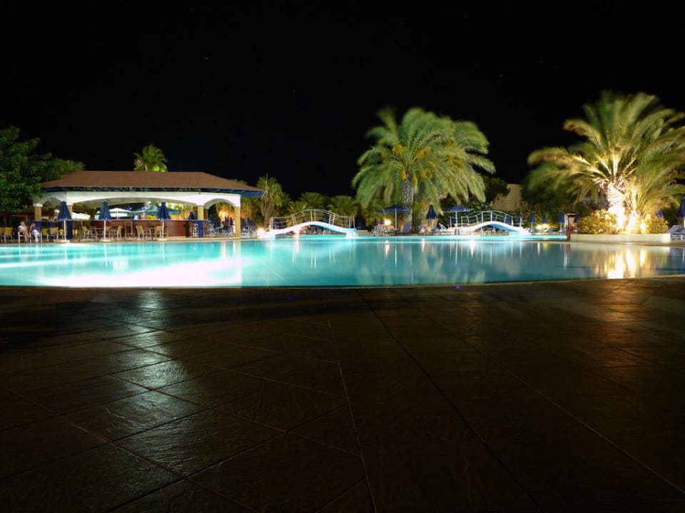 Pool bei Nacht Kresten Palace Hotel