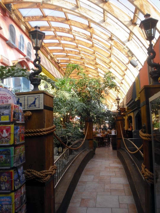 Eingang zum Market Dome Center Parcs Park Nordseeküste