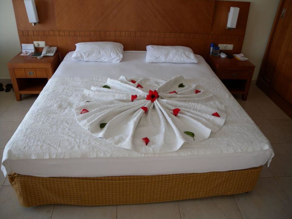 Bett mit Blumenarrangement Calimera Serra Palace