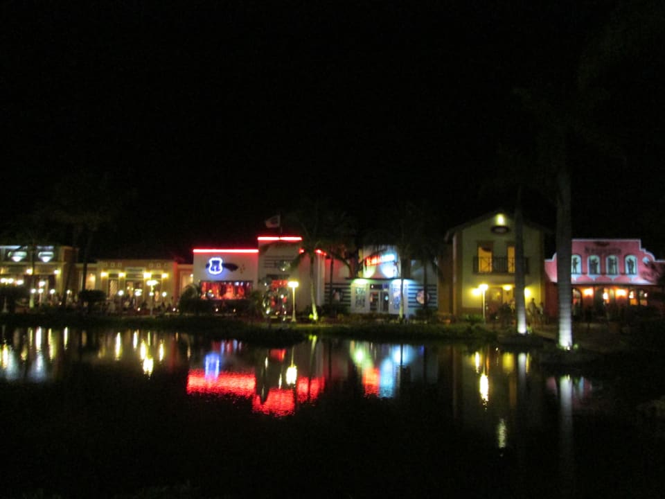 Blick auf die Plaza bei Nacht Ocean Blue & Sand