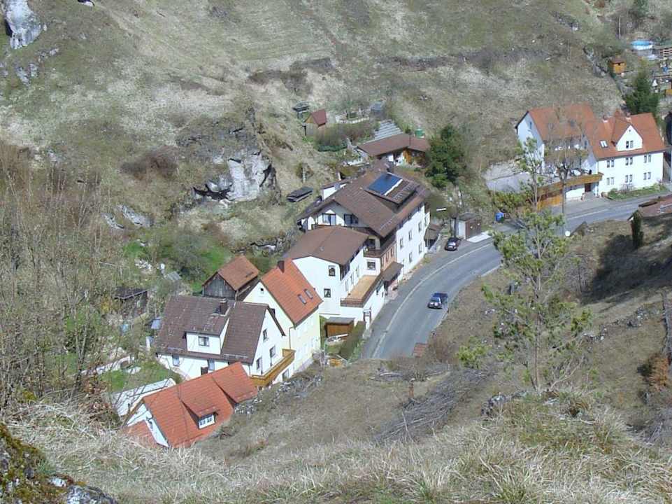 Blick auf die Pension vom gegenüberliegenden Berg aus Pension Mariental