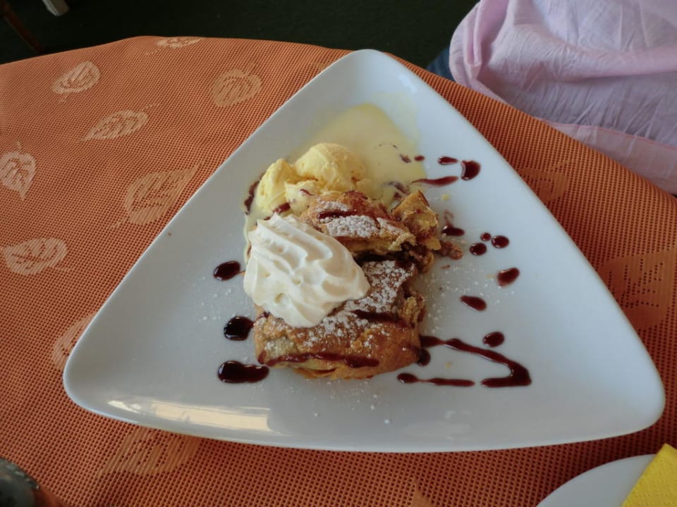 Apfelstrudel mit Vanilleeis und Schlagsahne Hotel Salva Guarda