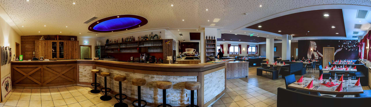 Rezeption und Barbereich Hotel Wolkensteinbär