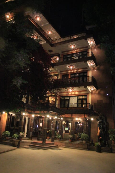 Hoteleingang am Abend Guesthouse International