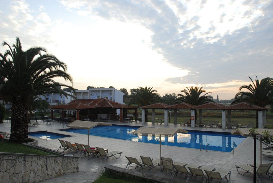 Pool mal ohne Besucher Iris Hotel