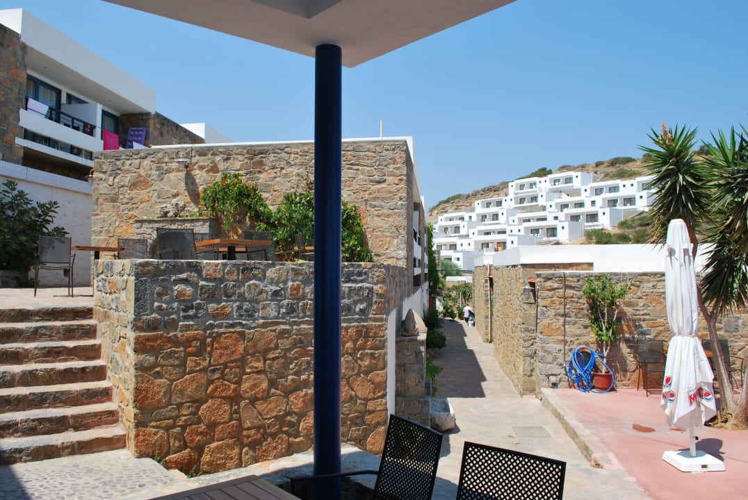 Widok na nową część hotelu z baru. Ariadne Beach Hotel