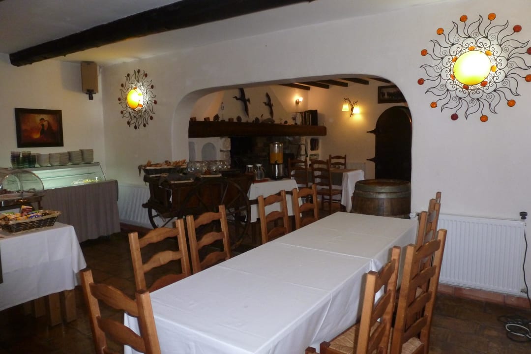 Une des salles de restaurant Mas De Calabrun