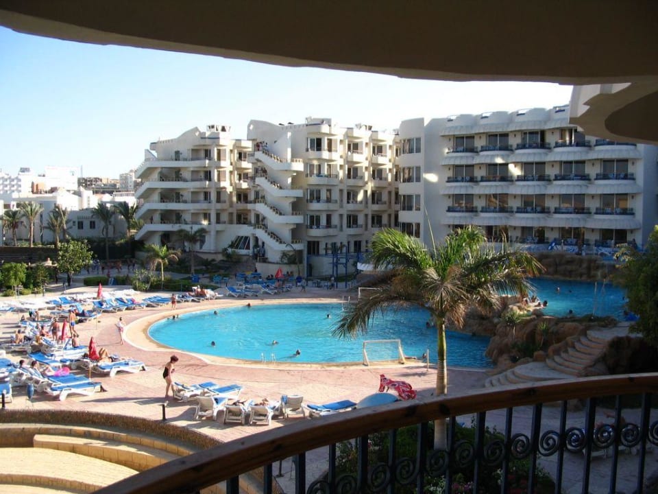 Widok na budtynek i baseny Seagull Beach Resort