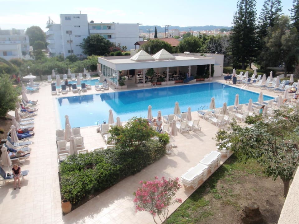 Widok na basen z pokoju Ialyssos Bay