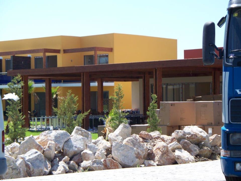 Blick vom Parkplatz auf Hotelzimmer All Senses Nautica Blue Exclusive Resort & Spa