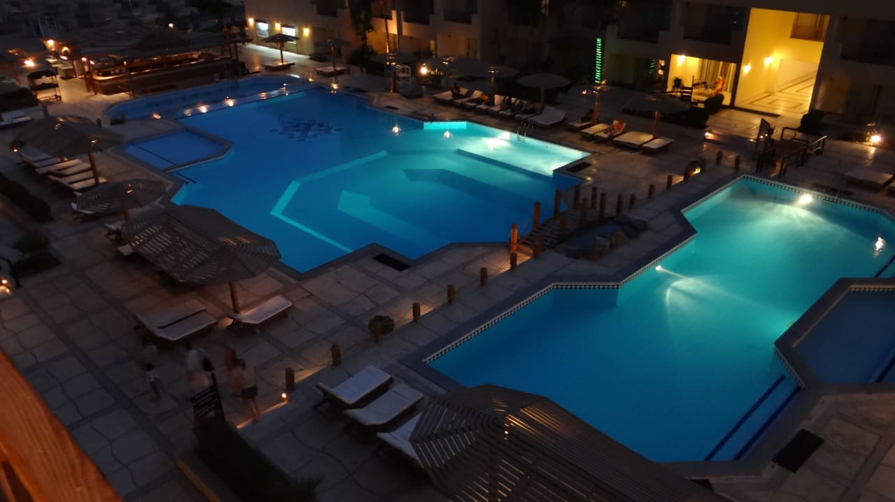 Widok z balkonu wieczorem Imperial Shams Abu Soma