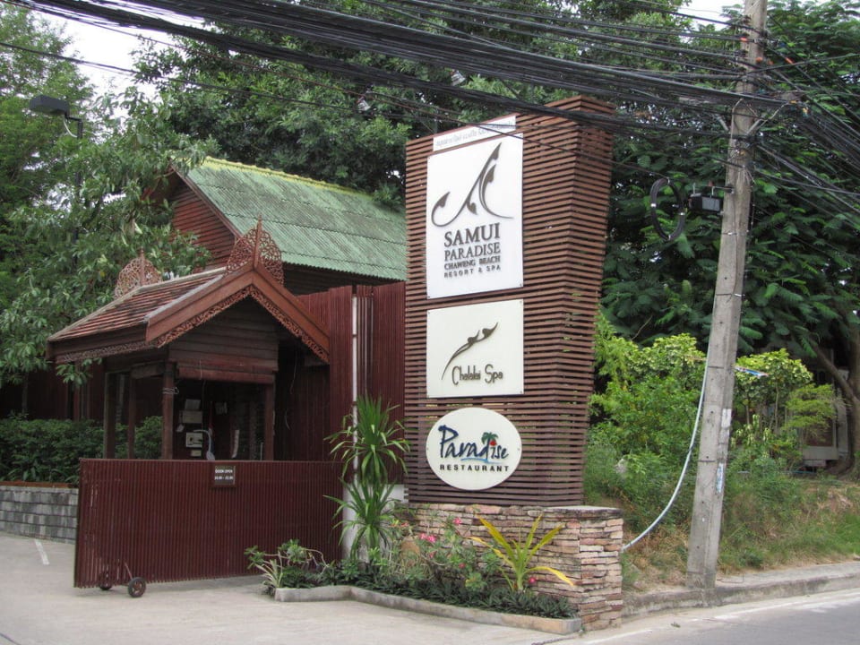Eingang zum Hotel von der Straße Samui Paradise Chaweng Beach Resort & Spa